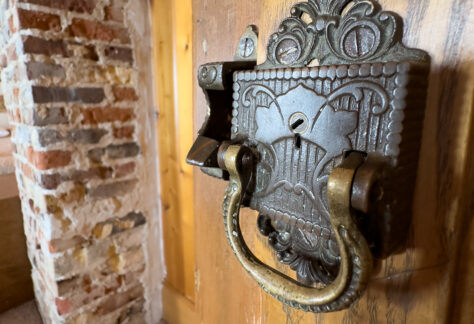 Log House Antique Doorknob Detail IMG 0369
